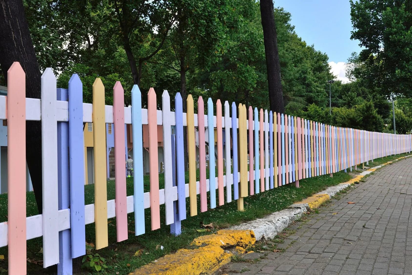 Заборы из штакетника в верее. Разноцветный деревянный забор. Оригинальный забор из штакетника. Красивый забор из штакетника деревянного. Необычный деревянный забор.