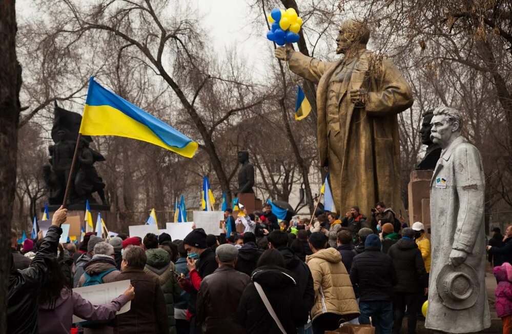 Митинги в поддержку украины. Митинг в Казахстане в поддержку Украины. Украинские активистки. Алматы митинг Украина Ленин. Казахстан митинг за Украину фото.