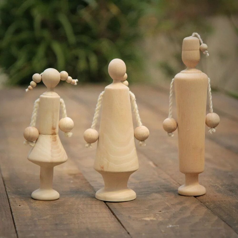 Деревянная кукла одна из первых игрушек впр. Деревянные игрушки. Точеные деревянные игрушки. Деревянные фигурки для детей. Необычные игрушки из дерева.