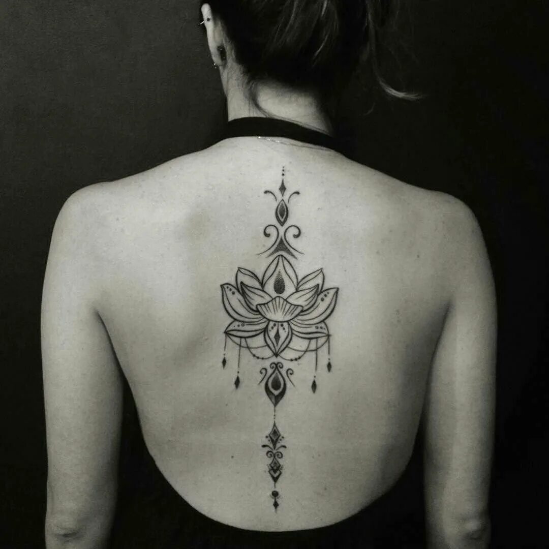 Тату мандала лотос. Тату лотос на спине у девушек. Тату лотос. Что значат татуировки у девушек. Тату ловец снов на ребрах у девушек.