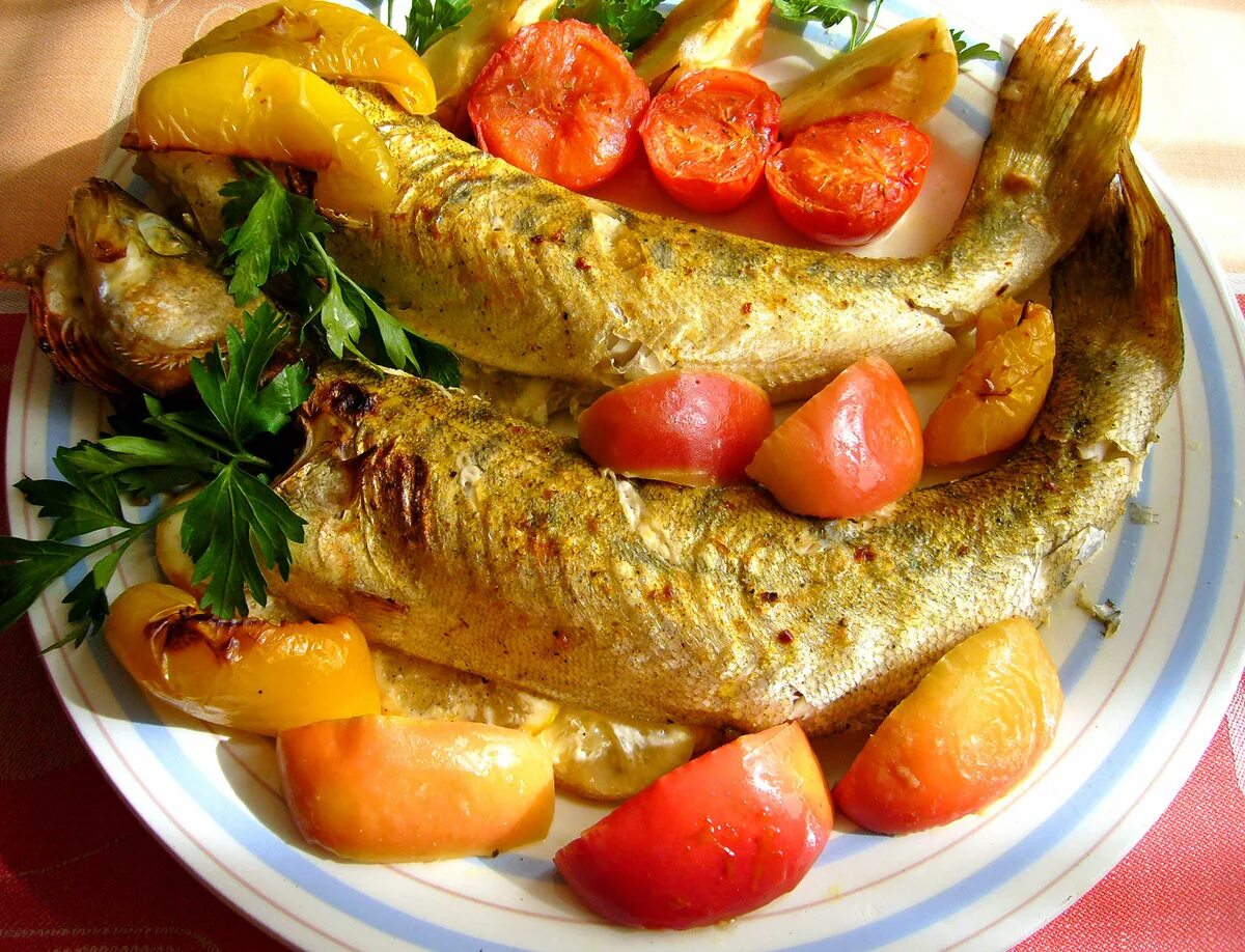 Простые рецепты рыбы с овощами. Судак запеченный. Рыба запеченная с овощами. Щука в духовке. Форель запеченная в духовке.