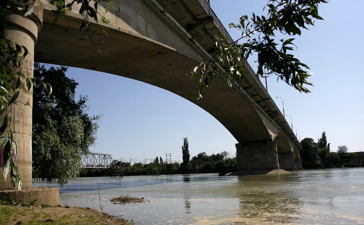 Кубань через. Река уруп армавир. Мост через реку протока краснодарский край. Кубань через. Яблоновский мост в краснодаре проект.