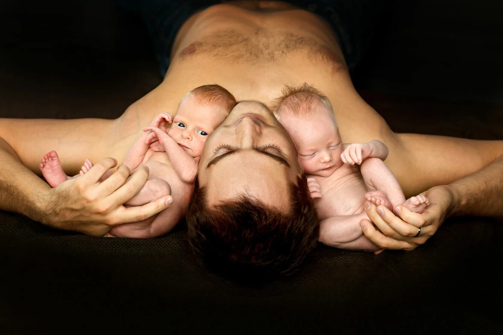 Отец близнецы. Младенец на руках. Отец с двойняшками. Счастливая семья с двойняшками. Папа с двойней.