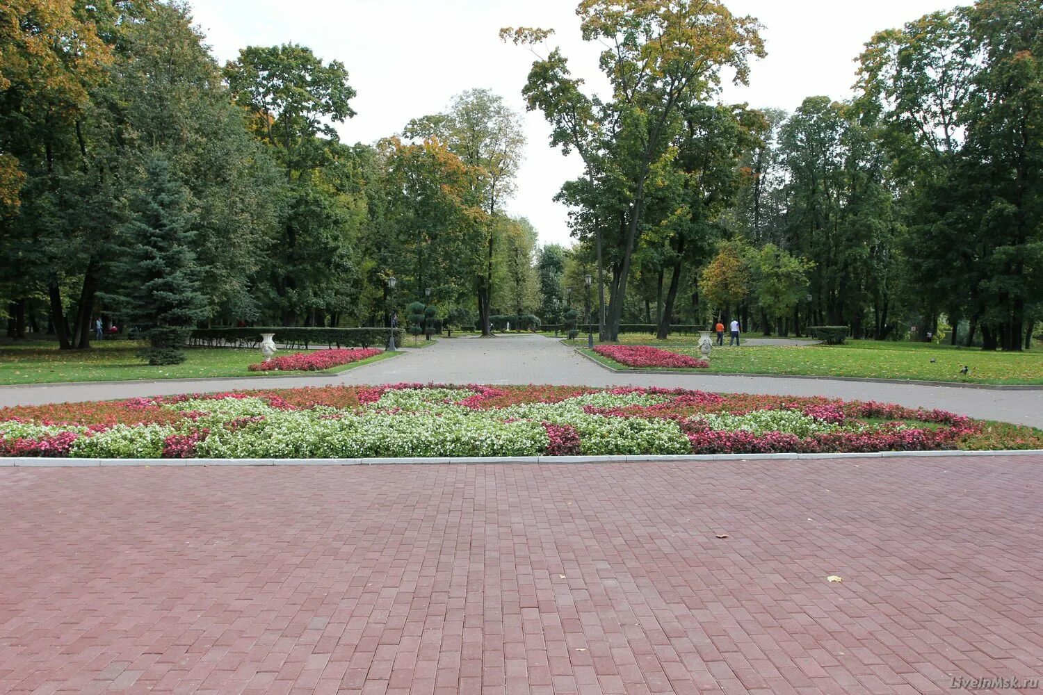 Лефортовский парк москва. Усадьба лефортово. Сад лефортово. Сквер лефортово. Парк лефортово в москве.