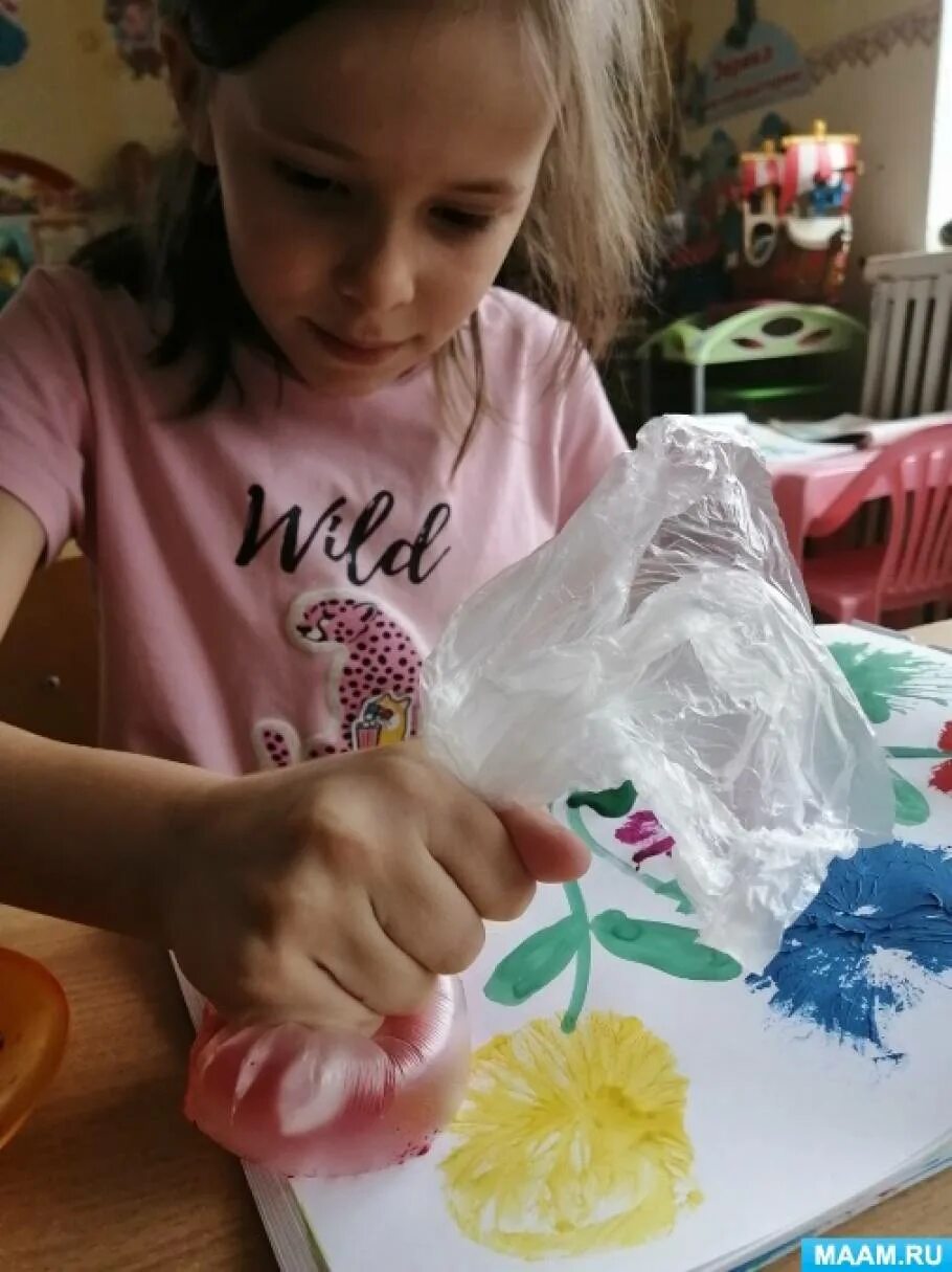 Рисование цветов пакетом нетрадиционная техника. Необычное рисование. Рисование с целлофановым пакетом с детьми. Необычное рисование для малышей. Нетрадиционное рисование полиэтиленовым пакетом.