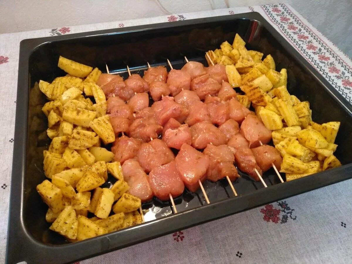Сколько жарится шашлык из курицы. Шашлык в духовке. куриный шашлык в духовкк. шашлык на шпажках в духовке. куриные шашлычки на шпажках в духовке.