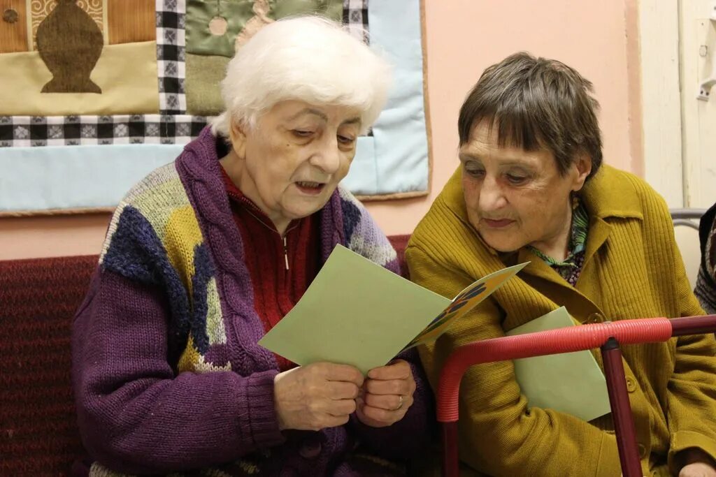 Внук привез деда в особый дом престарелых. Дом престарелых старость в радость. бабушки и дедушки дом престарелых. бабушка в доме престарелых. мастер класс для бабушек.