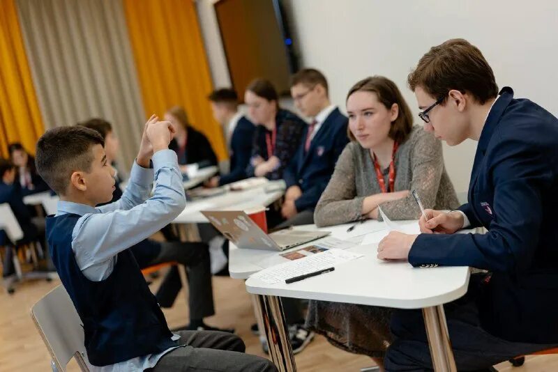 Зачёт в университете. Ученица 5 класса. Зачеты и экзамены. Устный экзамен. Преподаватель на экзамене.