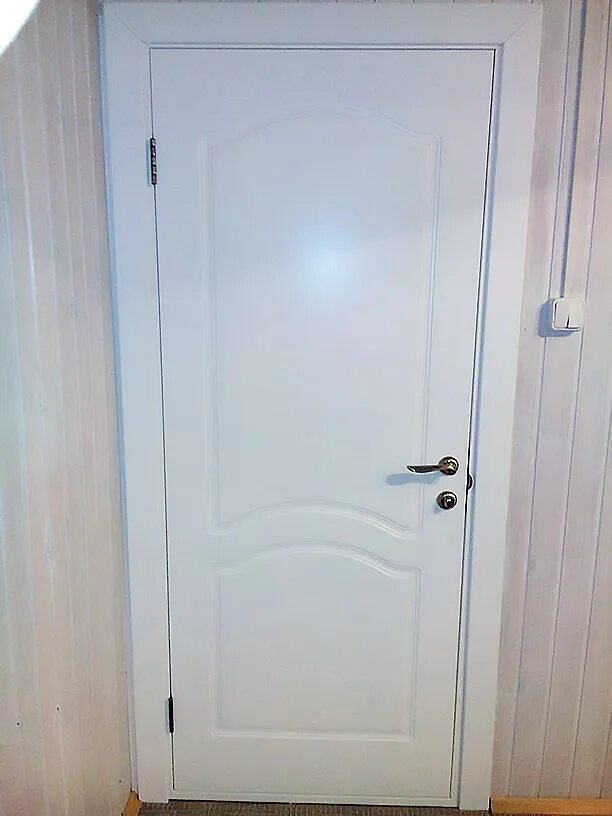 Белая дверь. Двери межкомнатные белые. Белые двери с черными ручками. Дверь канадка в интерьере белые. Купить двери в петровиче