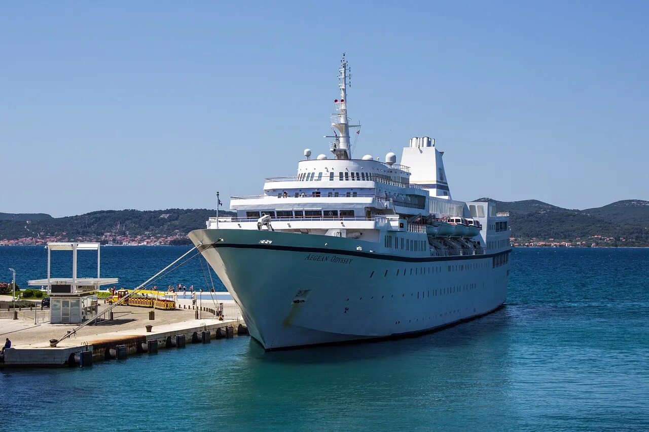 Теплоход норвей. Лайнер royal caribbean. Aida круизный теплоход. Круизный лайнер индепенденс оф зе сиз. Океанский лайнер эстония.