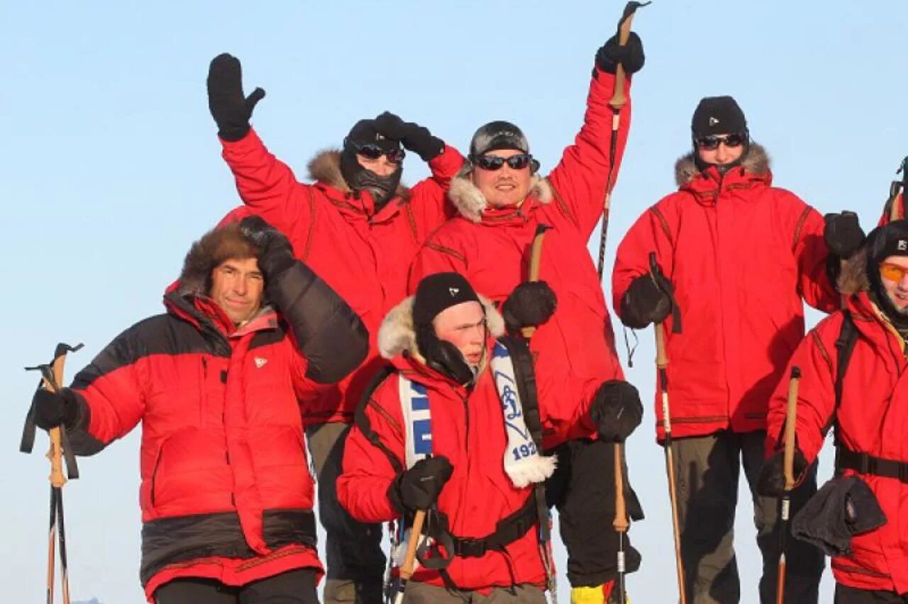 На лыжах. Арктическая станция барнео. Экспедиция в арктику. Тикси церковь экспедиция 2021 хозяин арктики. Папанин экспедиция на северный полюс.