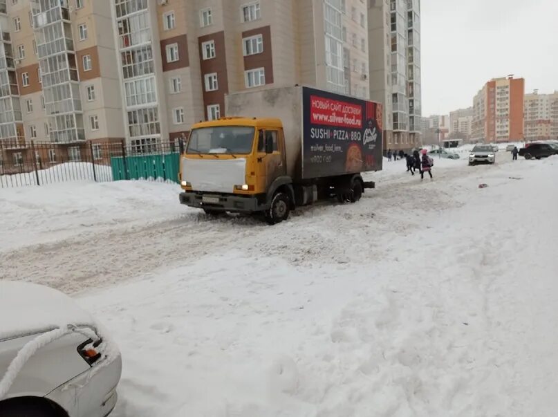 Чья чудесная коляска въехала во двор. Чья чудесная коляска въехала во двор. Чп скорая пожарная. Люк на заезде во двор. Въезд во двор из асфальта.