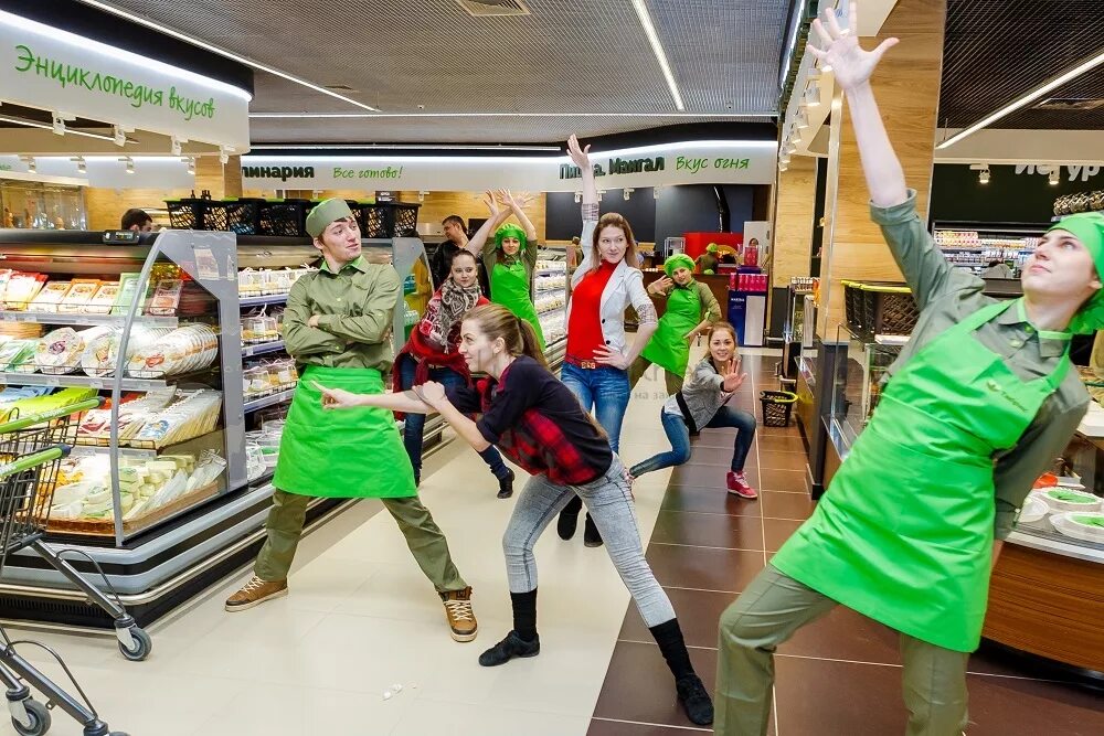 Продавец и покупатель. Работники магазина. Бауцентр продавец консультант. Торговый центр персонал. Работник торгового зала ваш персонал.