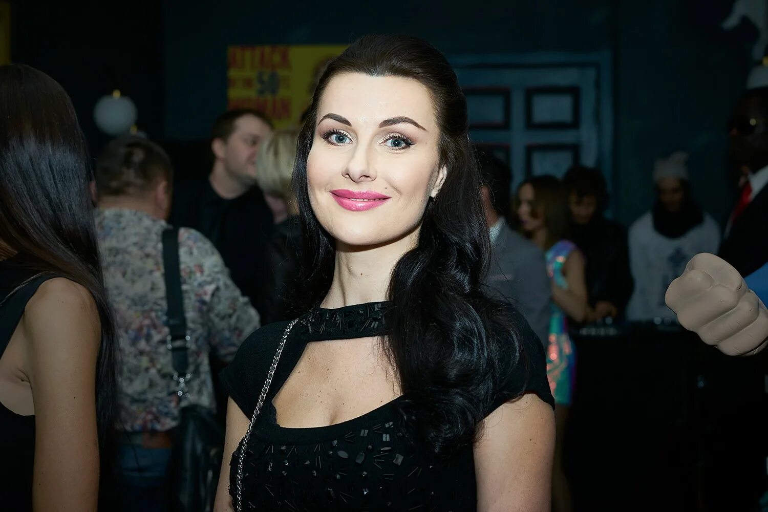 Ведущая новостей ржет. 2 мужчины и девушка в постели. Удивленная девушка в общении. Сериал про следователя по каналу россия. Зубы аланы мамаевой.