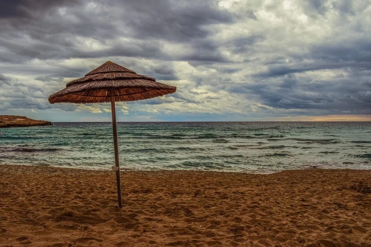 Пустой пляж. Море пустой пляж. пустой пляж фото. фотография пустого пляжа.