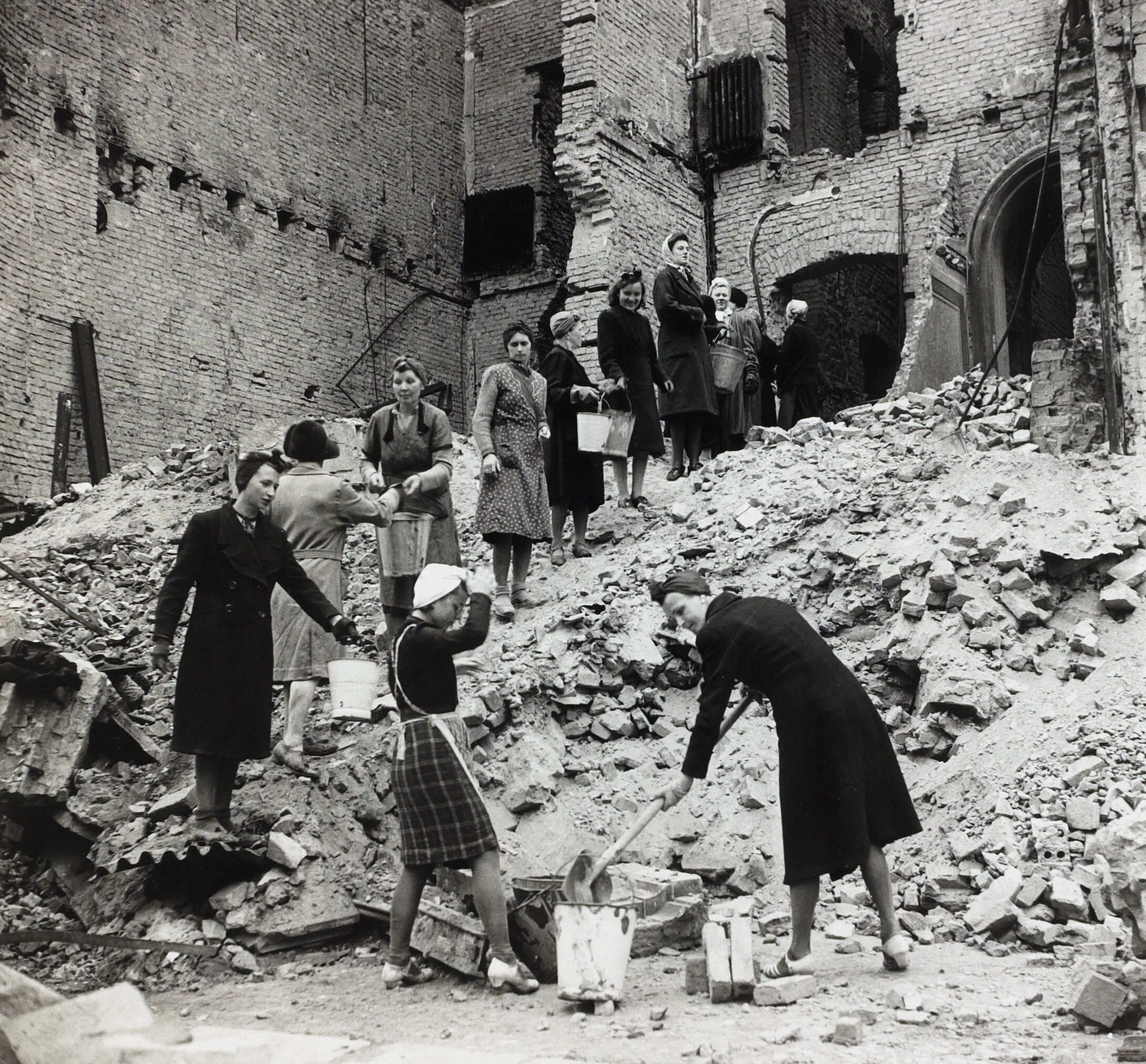 Помощь германии после войны. Фото до войны. Исторические моменты. Насилие немецких женщин 1945.