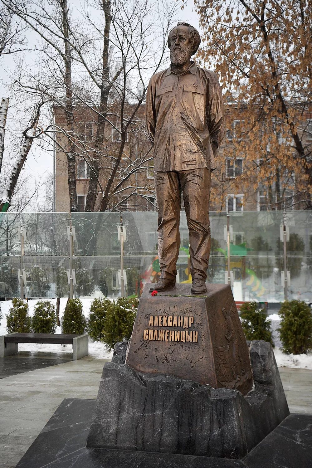 Памятник Солженицына в Москве. Солженицын памятник Владивосток. Памятник Александру Солженицыну во Владивостоке.