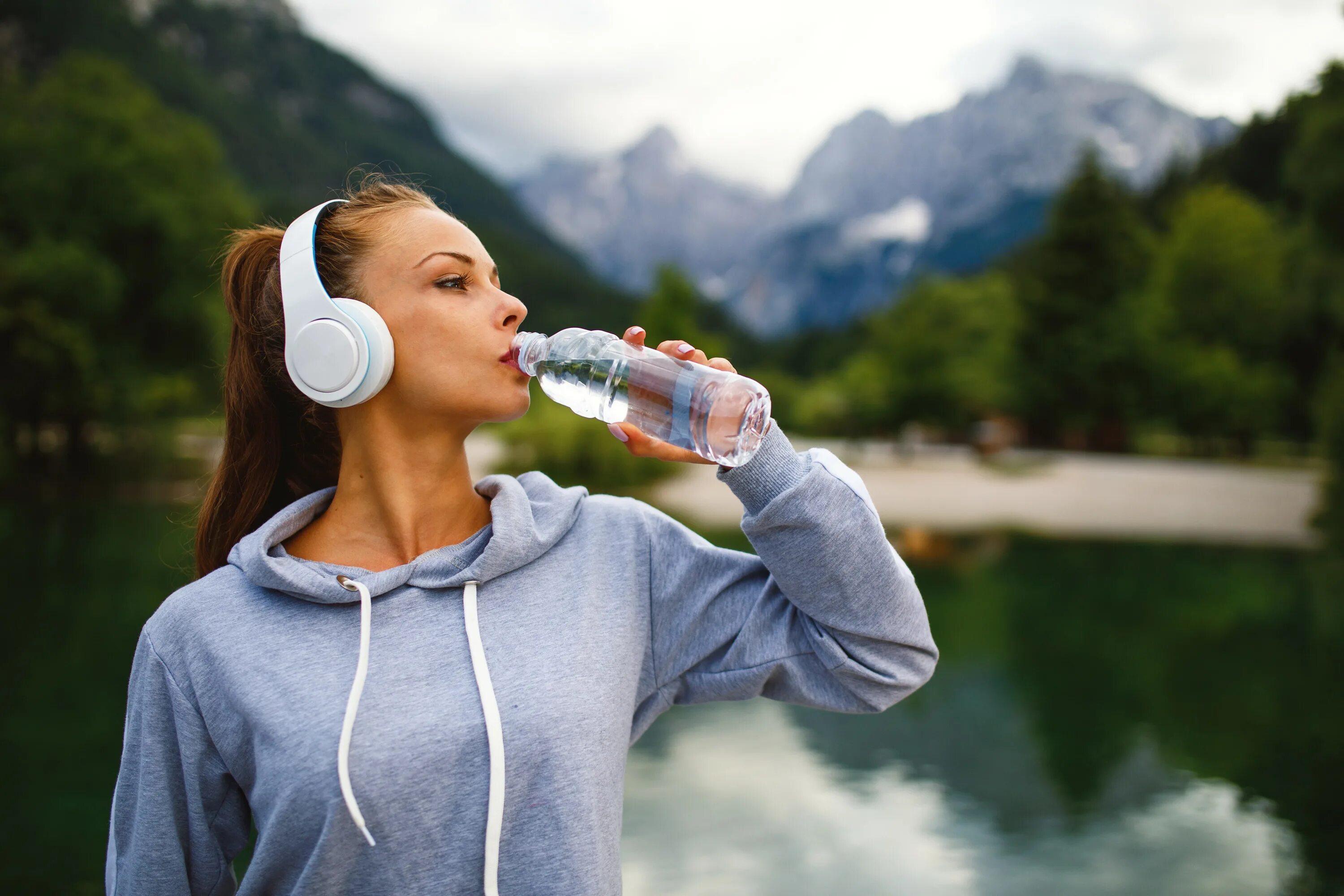 Пить воду. Девушка пьет воду. Девушка с бутылкой воды. Человек пьет воду. Топ питьевой