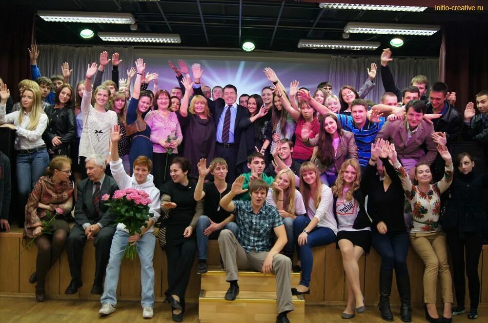 Встреча одноклассников когда проходит. Встреча одноклассников когда проходит. Веселая встреча выпускников. Встреча выпускников фотосессия. Встреча выпускников фотосессия.