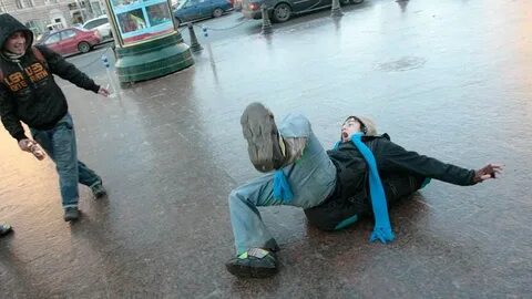 Обеим ученицам поскользнулся и упал