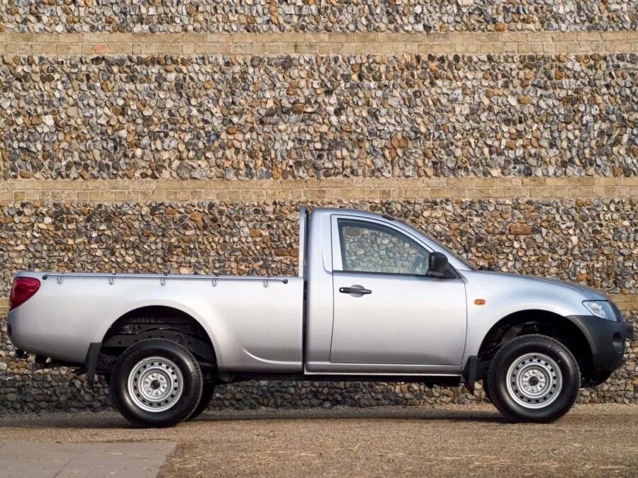 Mitsubishi l200 2006 салон. Skoda roomster 2011. 2006 010. Вауксхолл машина. Опель антара 2010.