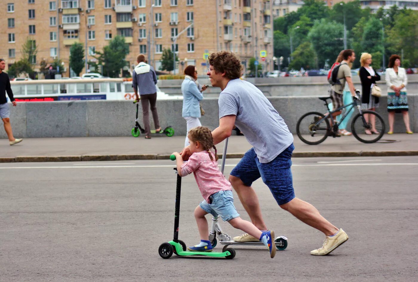 Со скольки можно кататься на самокате. Самокат. На самокатах всей семьей. Катание на самокате. Ребенок на самокате.