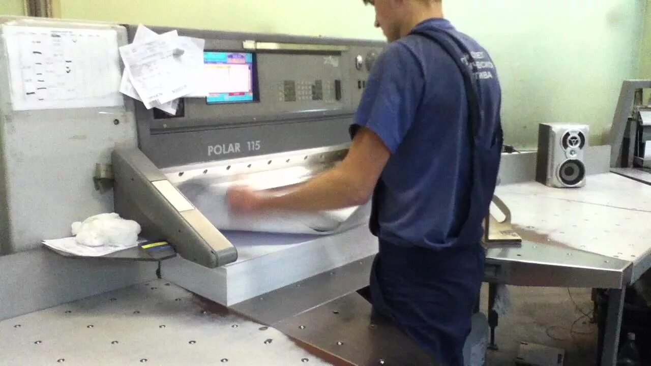 Оборудование для мини типографий. Резка в типографии. Нарезчик в типографии. Гильотина ideal 7228-95. Резак perfecta 76 uc.