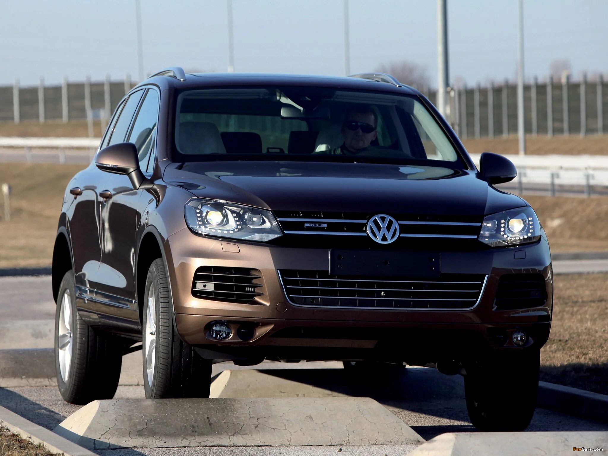 Фольц фаген. Джип Фольксваген Туарег. Volkswagen Touareg Hybrid. Volkswagen Touareg джип большой. Машина Туарег Фольксваген 2010.