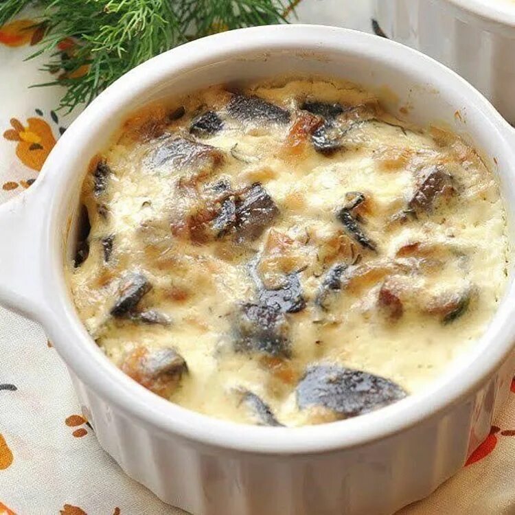 жульен с курицей и грибами. пп жульен с грибами. грибной жульен с куриной грудкой. жульен, посыпанный сыром. пп жульен.