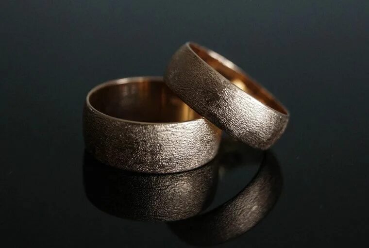 Из какого металла сделаны кольца. Обручальное кольцо. Матовые обручальные кольца. Необычные обручальные кольца. Фактурные обручальные кольца.