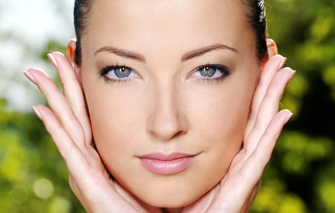Ухоженное лицо женщины. Морщины на лице. Красивая кожа. Здоровая кожа. Идеальный уход лицом.