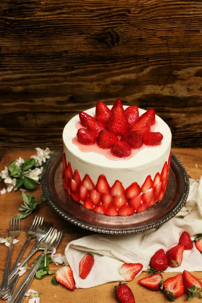 Торт красный бархат с кремом чиз. Украшение торта клубникой. Крушение торта клубникой. Торт с клубникой дизайн