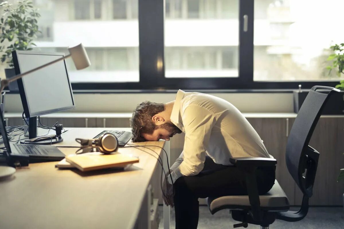 Уставшие от долгой дороги. Бизнесмен устал. Уставший человек в офисе. Уставший бизнесмен.