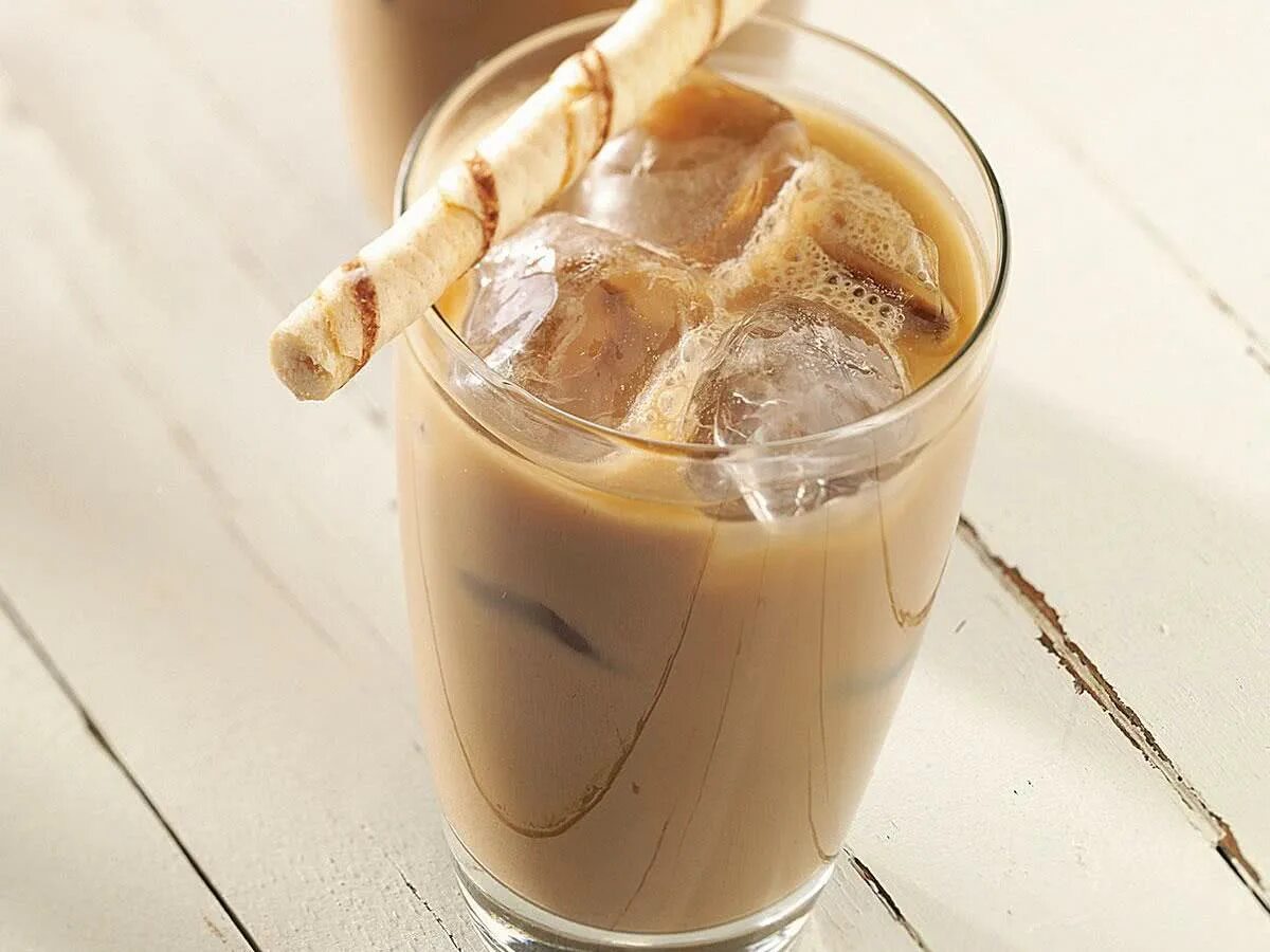 Кофейные кубики льда. Айс латте. Холодный айс латте. Айс кофе (Iced Coffee). Холодный кофе айс латте.