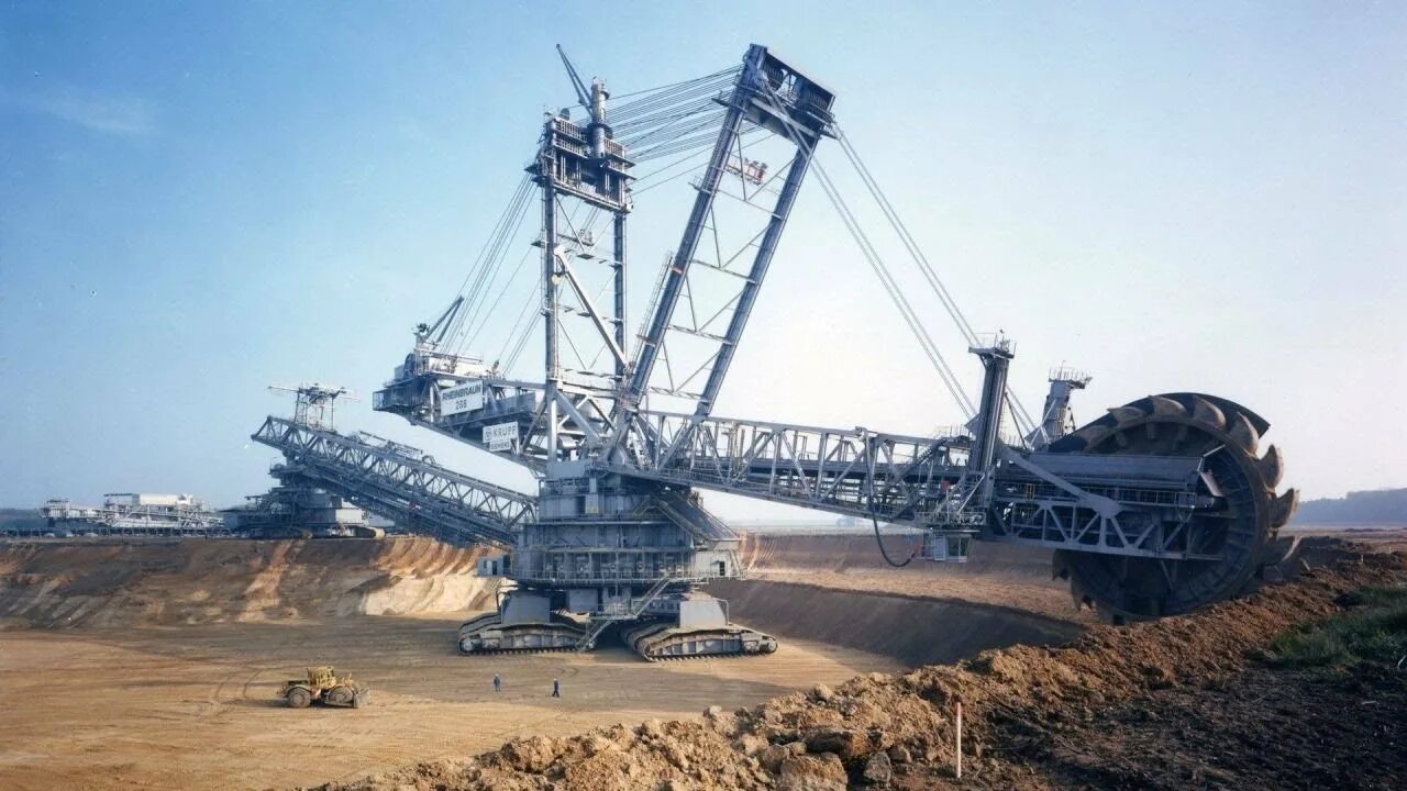 Bucyrus rh400. Роторный экскаватор баггер 293. Liebherr t282b. Белаз гусеничный. Самосвал либхер т 282.