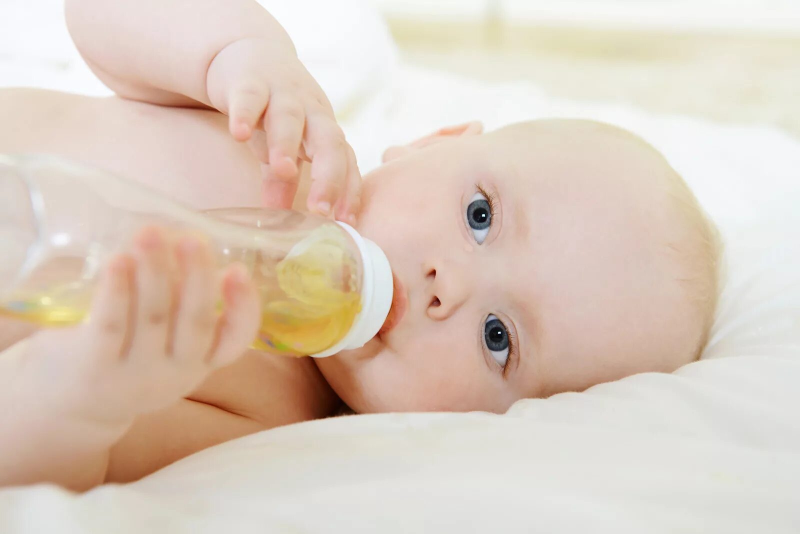 Соки новорожденным. Малыш пьет сок. Искусственное вскармливание новорожденного. Детские соки грудному ребенку. Пить водичку новорожденному