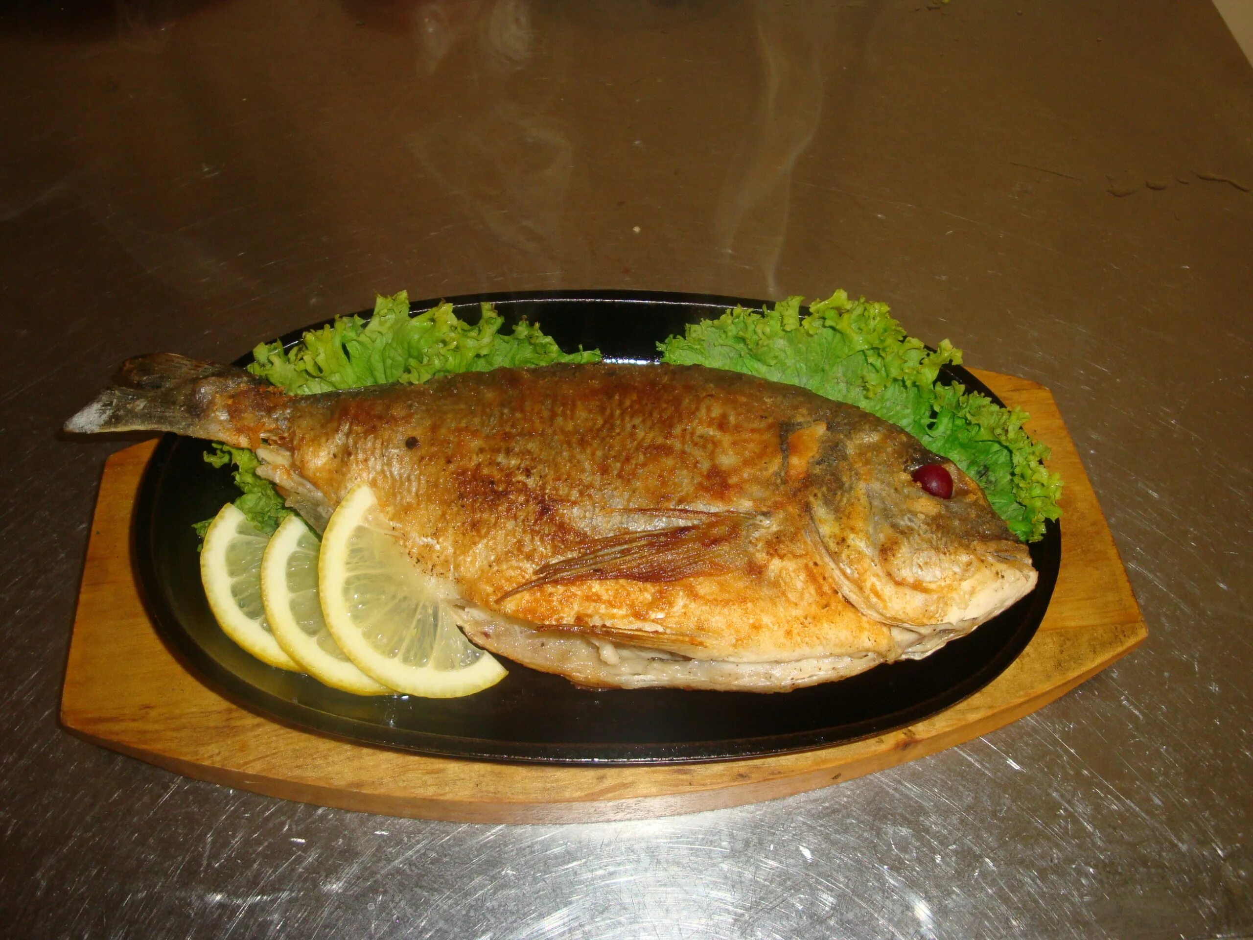 Дорадо рыба жареная. Дорадо на сковороде. Дорадо с картофелем. Дорадо на сковороде целиком. Дорадо жареная на сковороде.