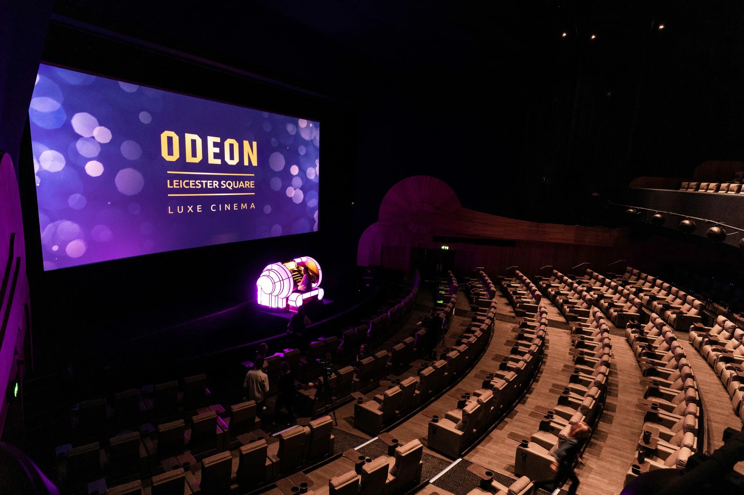 Кинотеатр Одеон в Лондоне. Odeon Cinema London Leicester Square. Odeon Luxe Leicester Square. Одеон на лестерской площади Лестер-сквер.