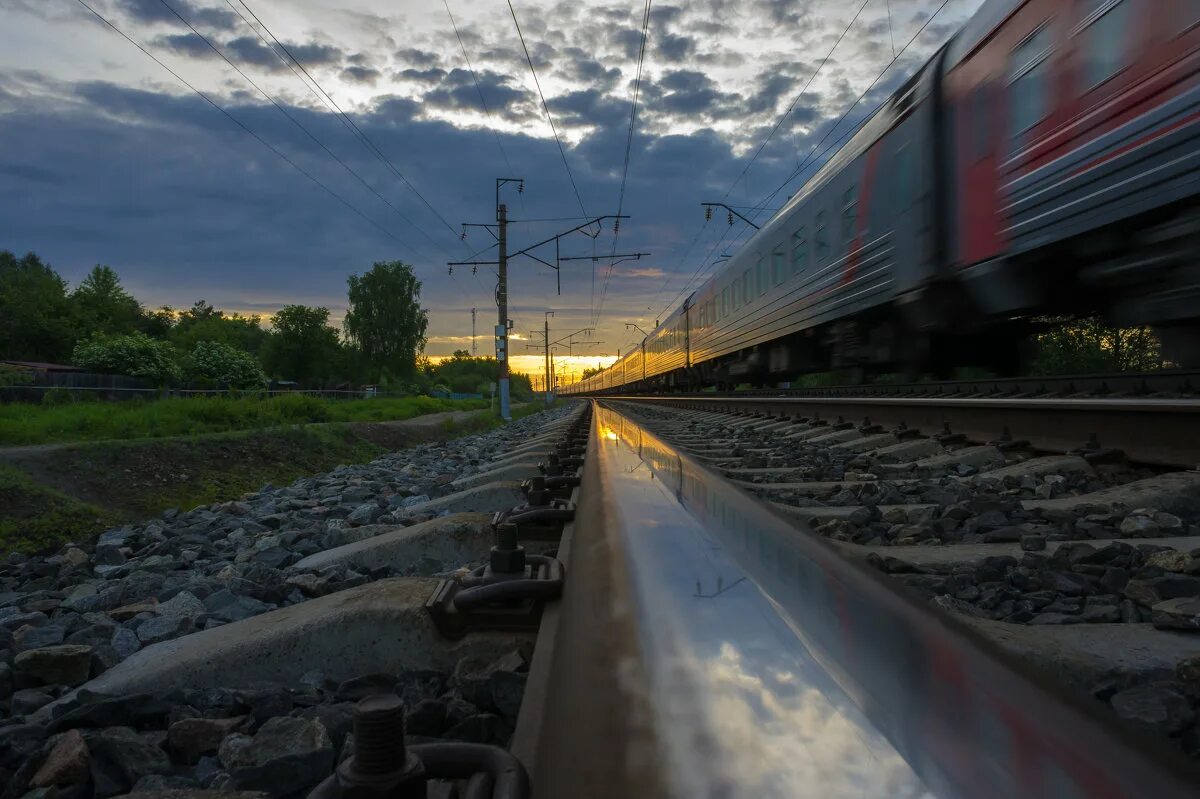 эп20 сход с рельс. железная дорога для детей. мальчик на железной дороге. поезд по рельсам. парень в пути.