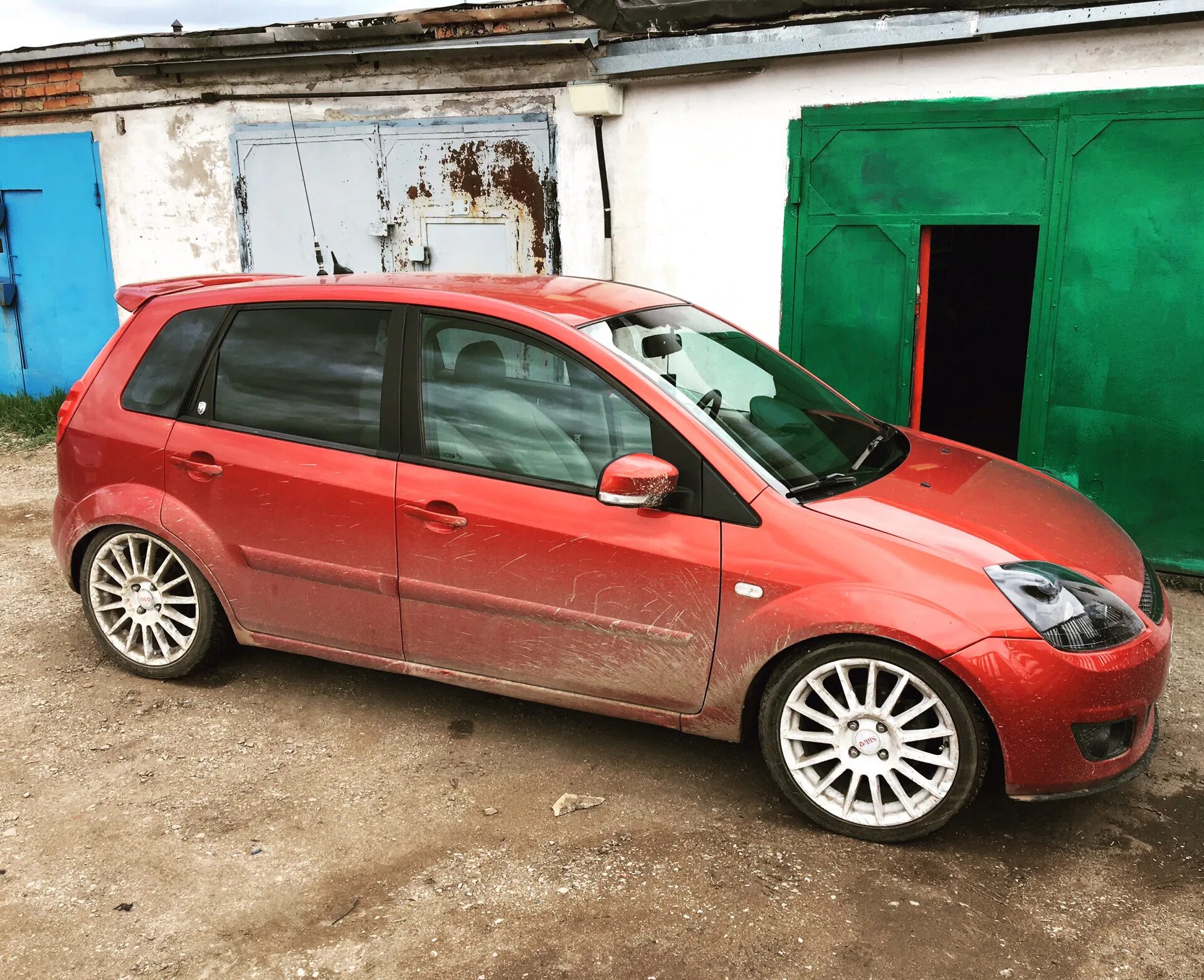 Колеса форд фиеста мк5. Колеса форд фиеста мк5. Форд фиеста мк5 хэтчбек. Ford fiesta mk5 колеса r16. Колеса форд фиеста мк5.