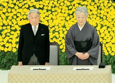 Japanese Emperor Akihito (L) and Empress Michiko (R) attend the annual memo...