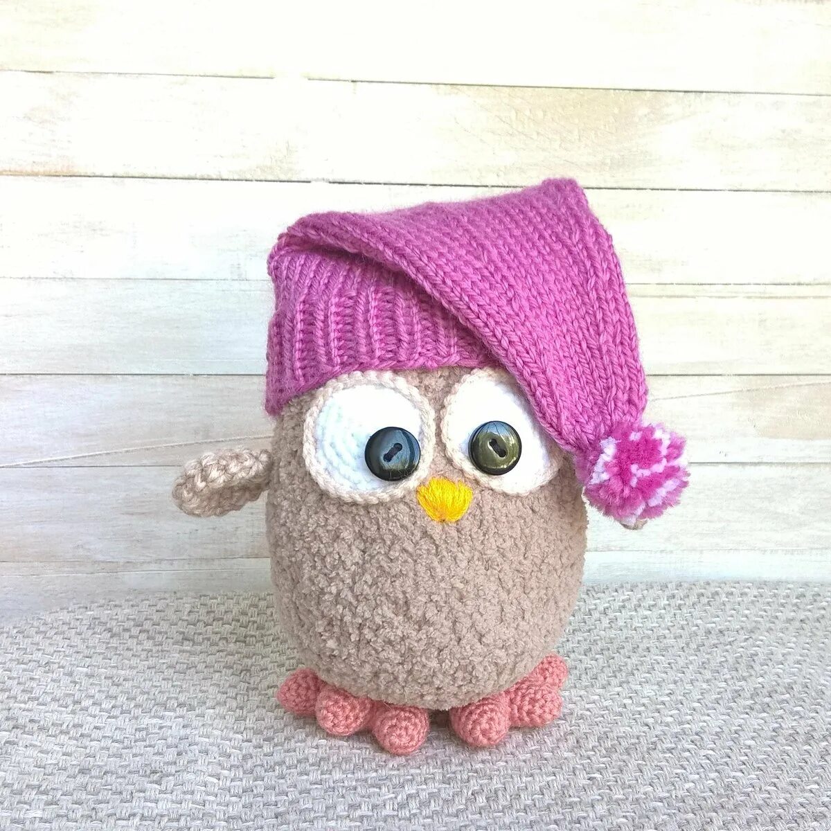 Оксана ипанова сова вязаная крючком. Совушка спицами игрушка. Совушка крючком. Совушка вязаная спицами. Сова спицами игрушка.