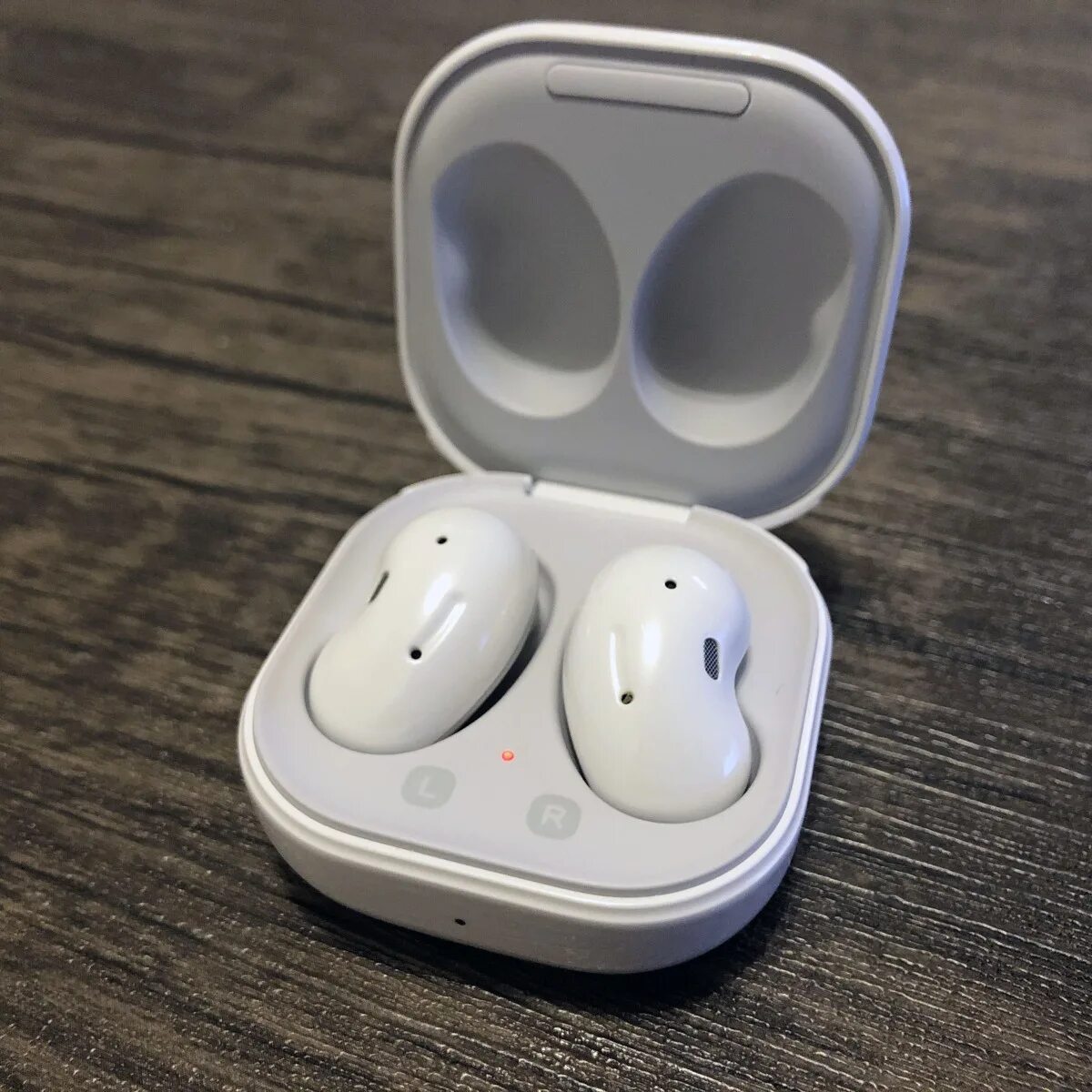 Наушники беспроводные samsung galaxy live. Samsung Galaxy Buds Live. Беспроводные наушники Samsung Galaxy Buds Live. Samsung Galaxy Buds 2 Pro. Samsung Galaxy Buds Live комплект.