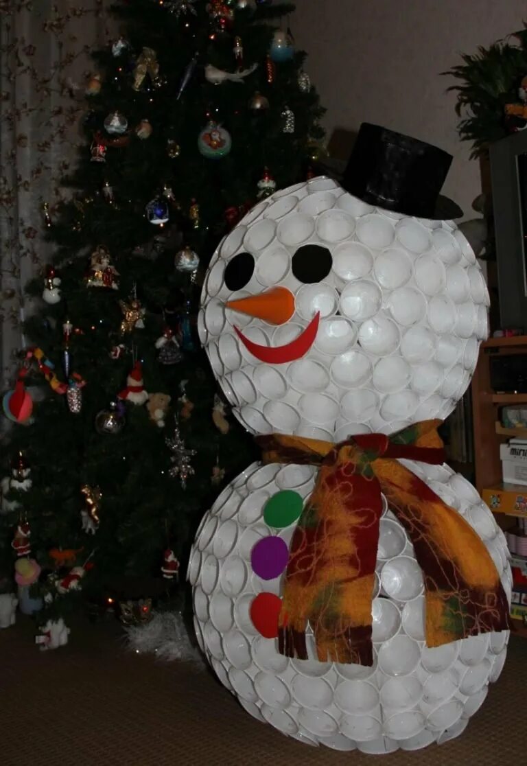 Игрушка своими руками на конкурс в школу. Снеговик из пластиковых стаканчиков. Большие новогодние игрушки. Снеговик из стаканчиков одноразовых. Снеговик из однороразывых СТАКАНЧИКАВ.
