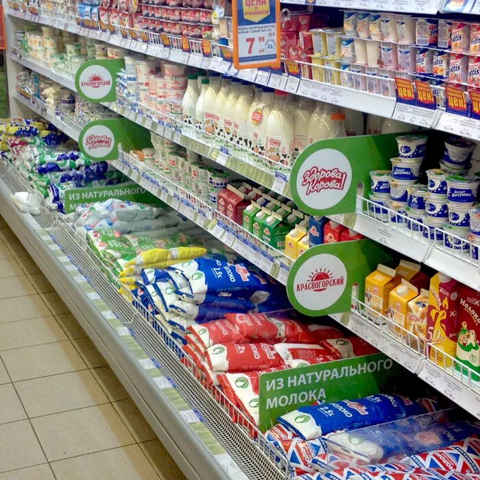 Магазины рекламных товаров. Выкладка молочной продукции в магазине. Рекламные материалы в магазине. Реклама продукции в магазине. Рекламная выкладка товаров в торговом зале.