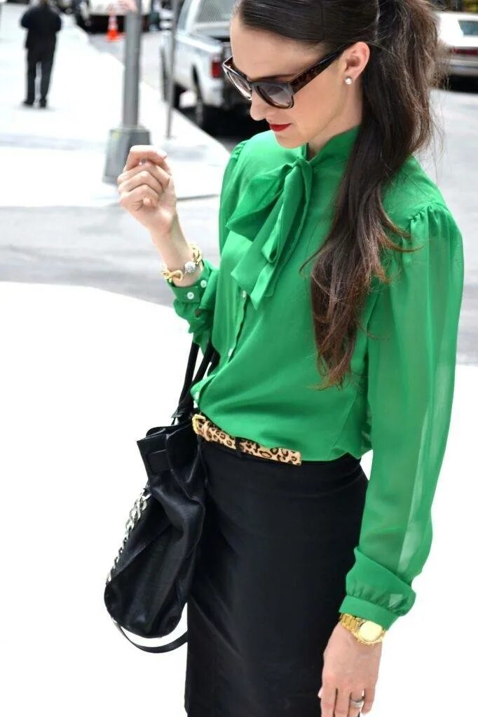 Зеленая блуза. С чем носить зеленую блузку. Атласная блузка с длинным рукавом. Рубашка изумрудного цвета женская. Зеленая блуза.