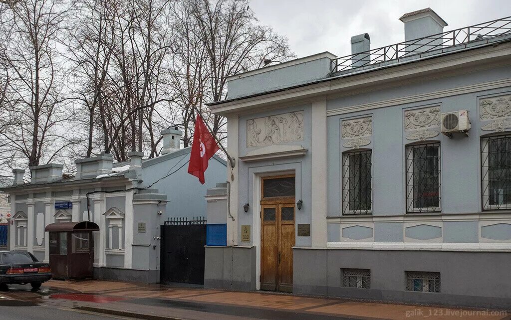 Берия в москве. Малая Никитская улица дом Берии. Особняк Лаврентия Берии в Москве. Малая Никитская 28/1 Берия. Посольство Туниса в Москве дом Берии.