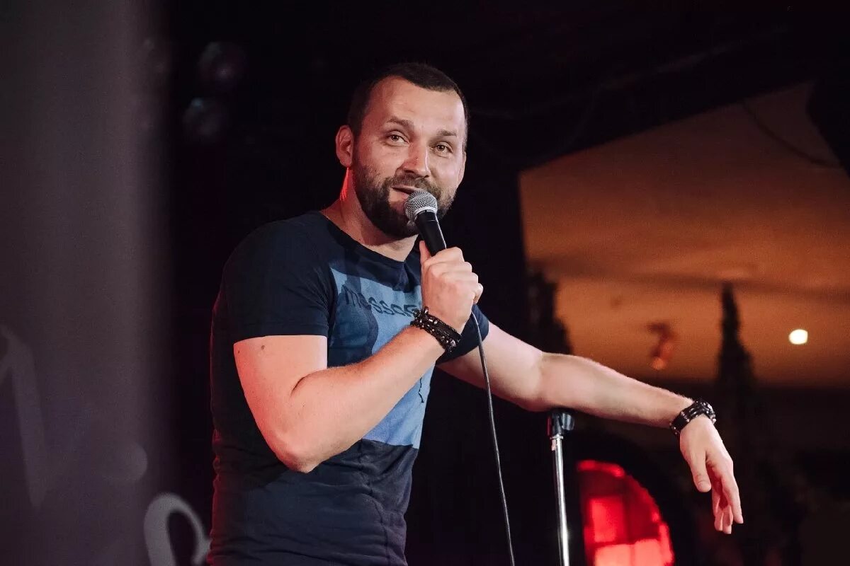 Комик руслан белый. Стендапер руслан. Руслан белый стендап. Стендапер иноагент. Стендапер руслан белый.