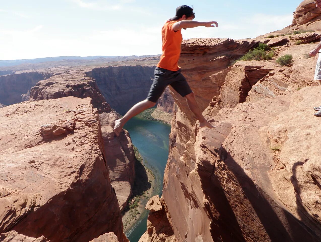 Обрыв силуэт. Падает в ущелье. Дорога смерти грузия тушетия. Падает в ущелье. Падает в ущелье.