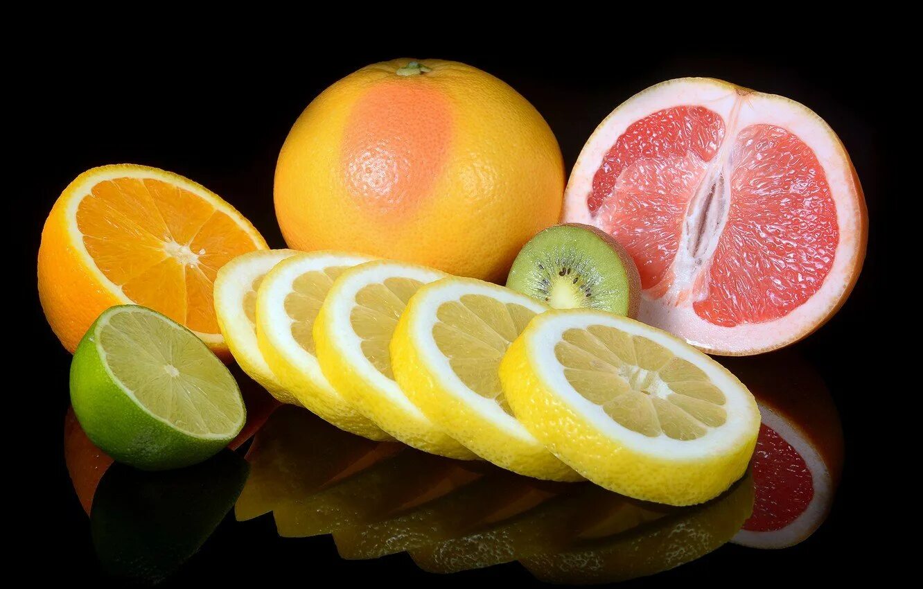 Фрукты на черном фоне. Цитрусовые, апельсин, лимон, грейпфрут. Лимон лайм грейпфрут. Апельсин мандарин грейпфрут. Лимоны грейпфрут апельсины.